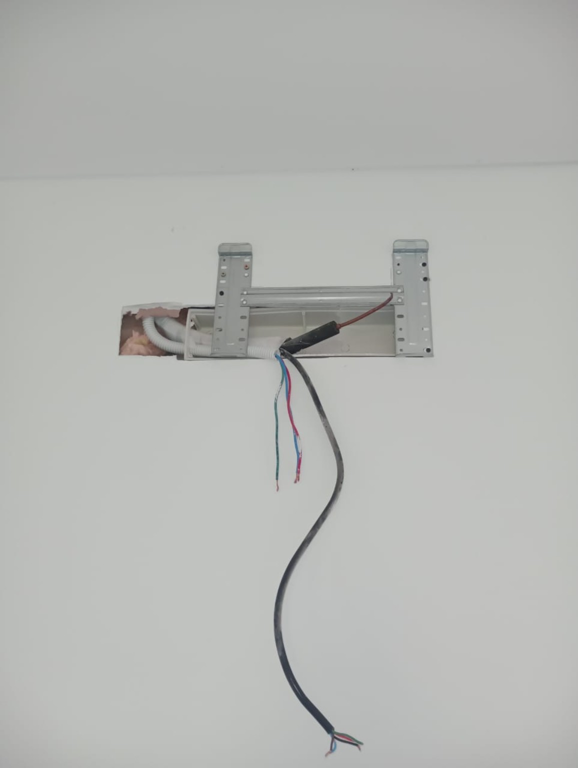Soporte y conexiones para equipo split