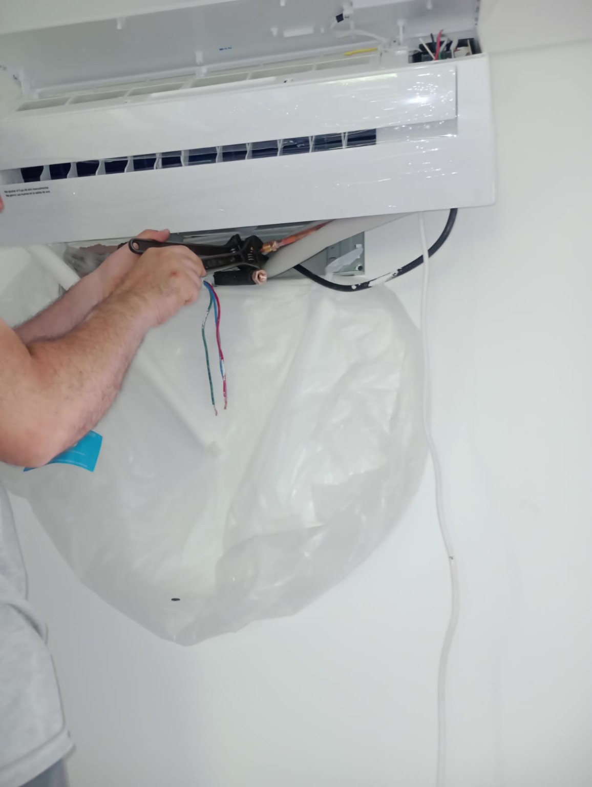 Trabajo de conexión y preparación de equipo split
